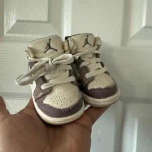 Jordan 1 Mid Craft SE