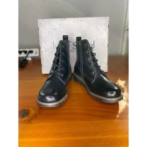 Josef Seibel Lina 06 black leather boot with faux fur lining. Size 6 Comfort