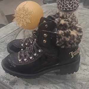 Juicy Couture Women's Indulgence Boots Faux Leather Lug Sole Embroidered 7.5M