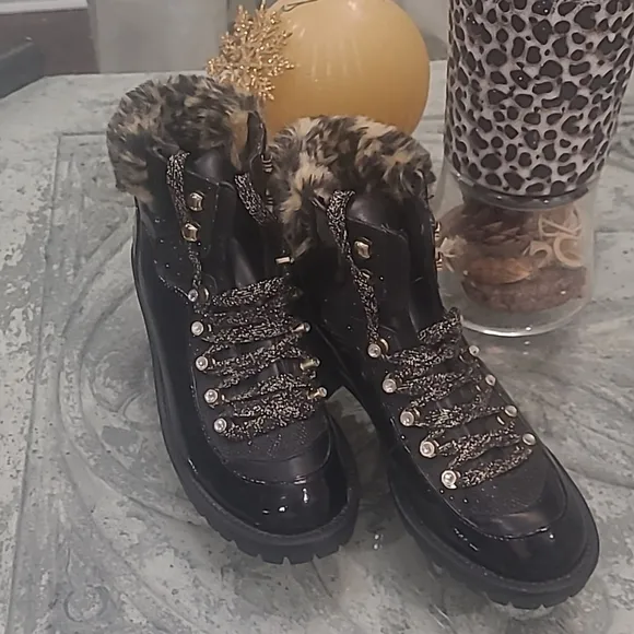 Juicy Couture Women's Indulgence Boots Faux Leather Lug Sole Embroidered 7.5M