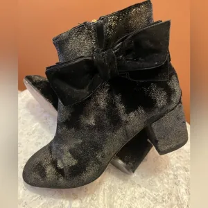 Kate Spade Langley black/gold suede tie ankle boots 7.5M
