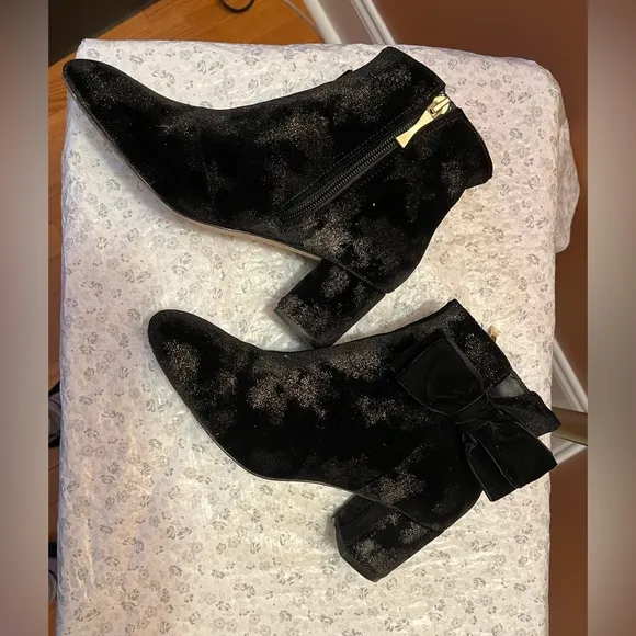 Kate Spade Langley black/gold suede tie ankle boots 7.5M