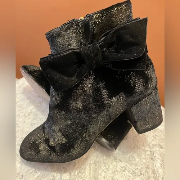 Kate Spade Langley black/gold suede tie ankle boots 7.5M