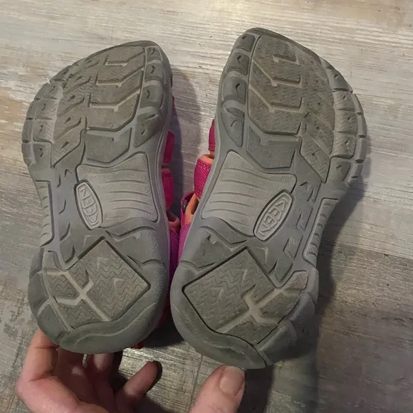 Keen Newport H2 Big Kids Sz 2 Girls Pink Waterproof Sport Strappy Sandal Outdoor