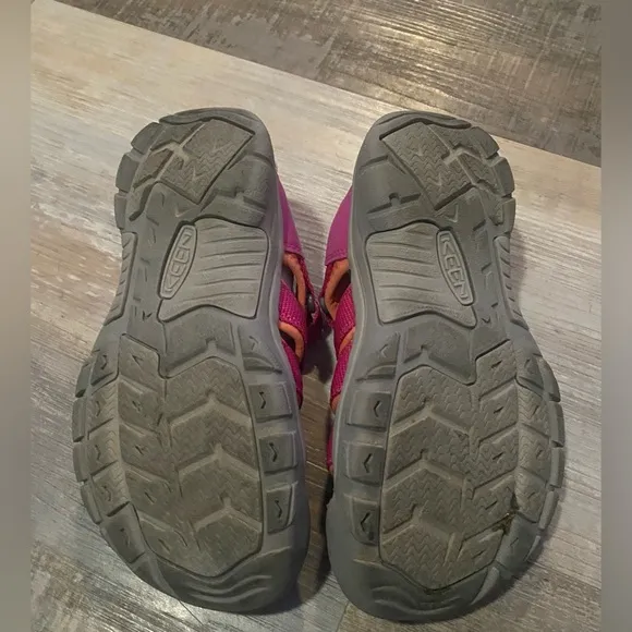 Keen Newport H2 Big Kids Sz 2 Girls Pink Waterproof Sport Strappy Sandal Outdoor