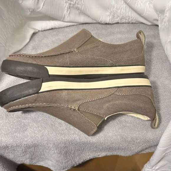 Keen slip on shoes men canvas like new condition light brown color size 12