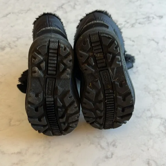 Kids Sorel winter boots. Faux fur size 7 black