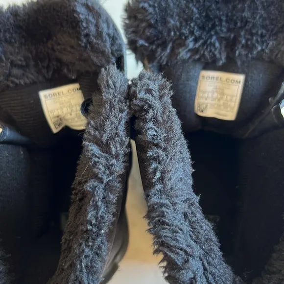 Kids Sorel winter boots. Faux fur size 7 black