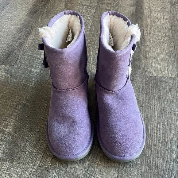 Koolaburra by Ugg Victoria Short Purple Boots with Bow Detail Girls Size 4.