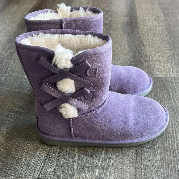Koolaburra by Ugg Victoria Short Purple Boots with Bow Detail Girls Size 4.