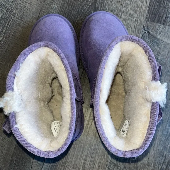 Koolaburra by Ugg Victoria Short Purple Boots with Bow Detail Girls Size 4.