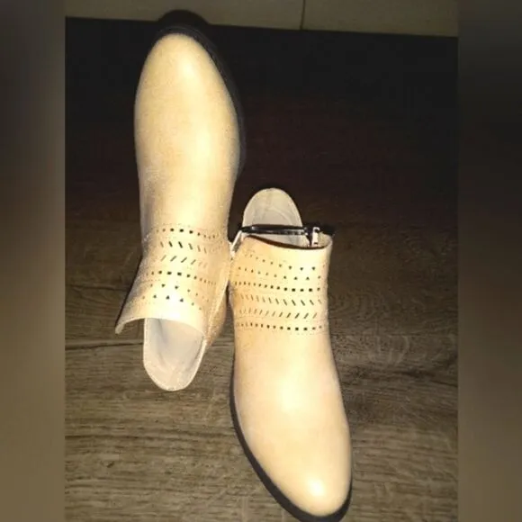 Ladies ANKLE CUT OUT BOOTS SZ 6