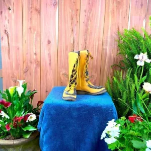 Ladies Timberland insulated cold weather boots size 7M NWOT.
