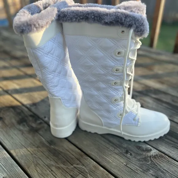 Laquanna Lug Sole Faux Fur White Boots Size 9.5