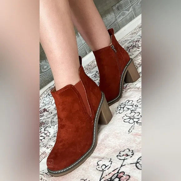 Last 1! corkys footwear bite me booties fall rust faux suede size 9
