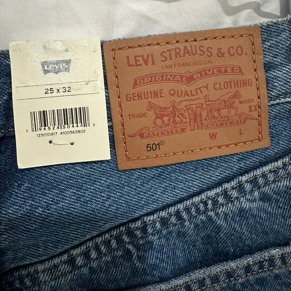 Levi’s 501 jeans high rise straight leg blue denim classic edgy trendy NWT 25