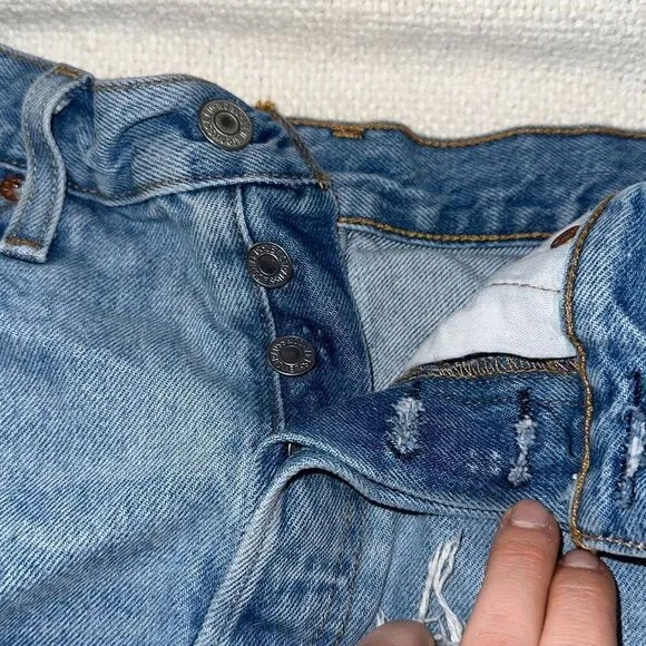 Levi's denim jean destroyed denim light blue mini shorts | Sz W25