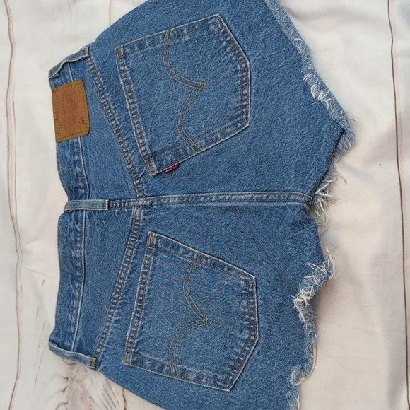 Levis High Rise Button Fly 501 Jean Shorts Lightly Distressed Size 27 Raw Hem
