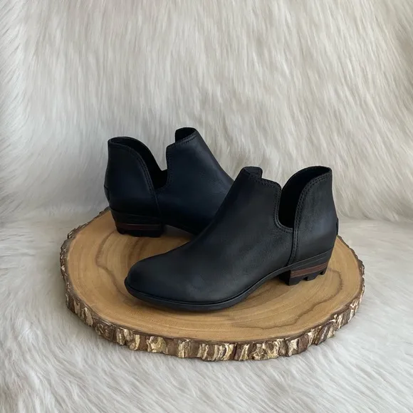 LIKE NEW Sorel waterproof leather Lolla II cut out boots
