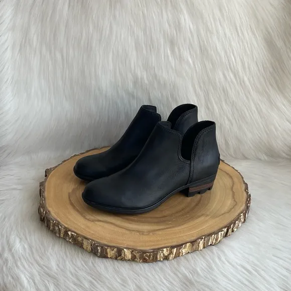 LIKE NEW Sorel waterproof leather Lolla II cut out boots
