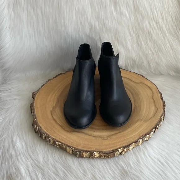 LIKE NEW Sorel waterproof leather Lolla II cut out boots