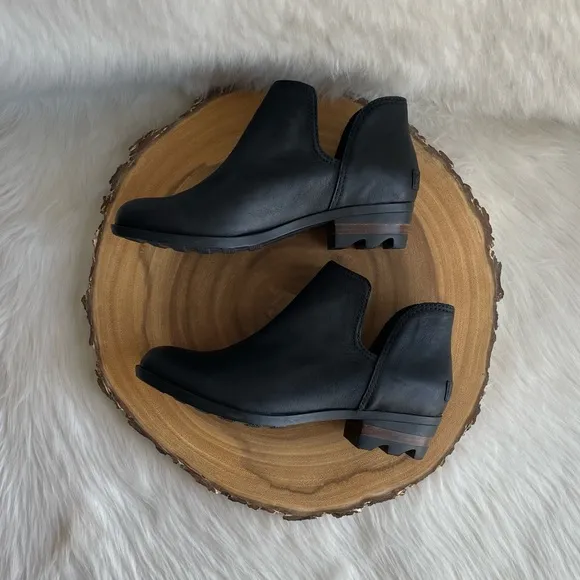 LIKE NEW Sorel waterproof leather Lolla II cut out boots