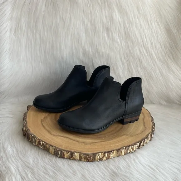 LIKE NEW Sorel waterproof leather Lolla II cut out boots