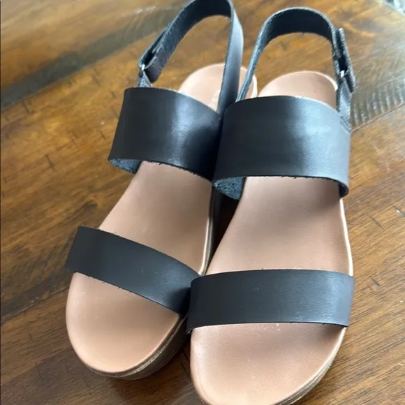 Madden Girl Black Sandals with Platform Sole and Crisscross Straps