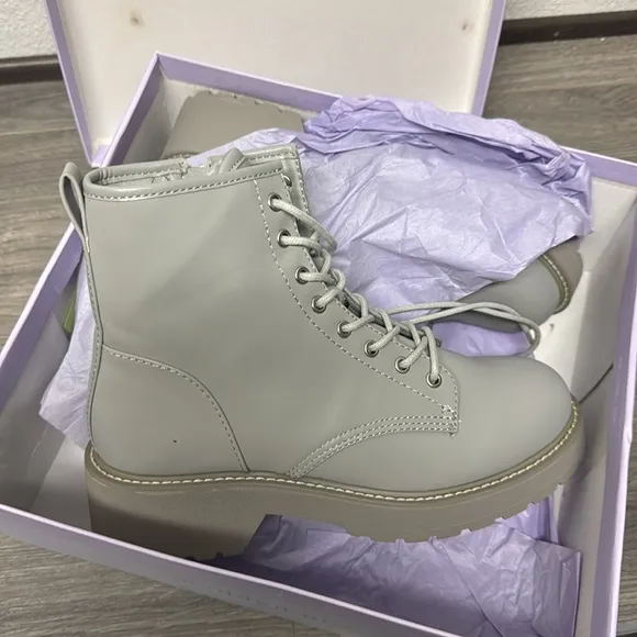Madden Girl Womens Carra Faux Leather Lug Sole Ankle Boots