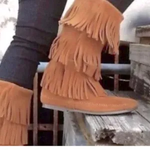 MINNETONKA SUEDE FRINGE TIER BOOTS