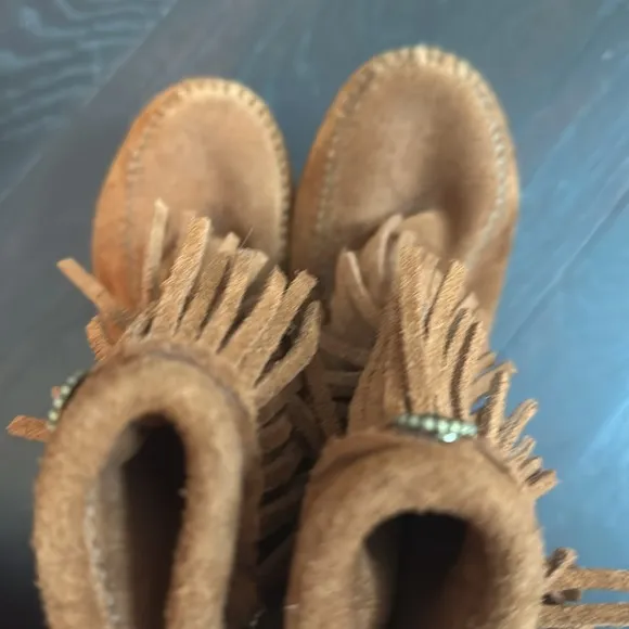 MINNETONKA SUEDE FRINGE TIER BOOTS