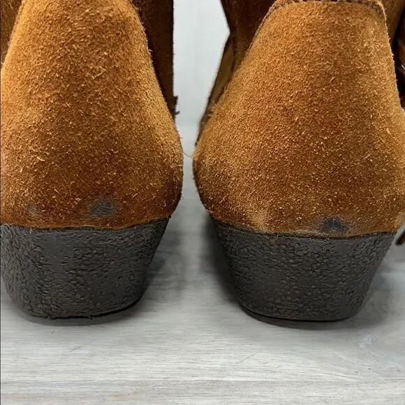 Minnetonka Tan Suede Fringe Moccasin Boots