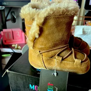 Moon boots crib suede 2/3c