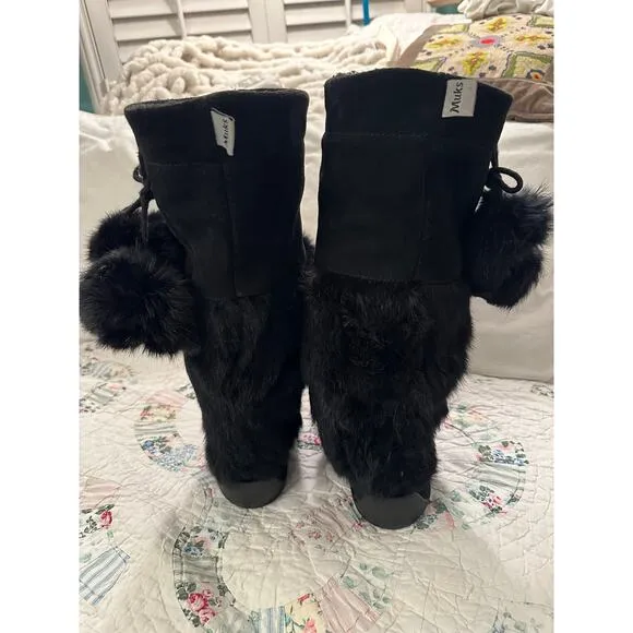 MUK LUKS BEADED SUEDE POM POM BOOTS 7