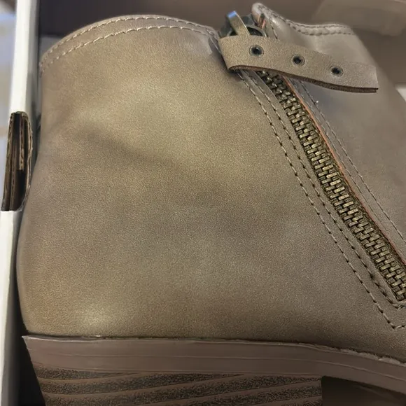 NEW Arizona Womens Taupe Size 8 Camino Stacked Heel Booties