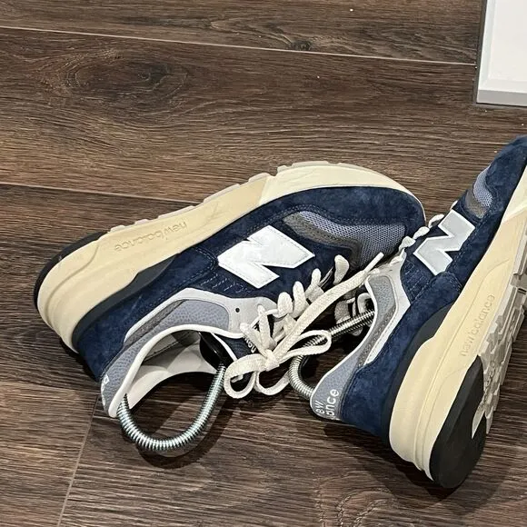 New Balance 977R Shoes