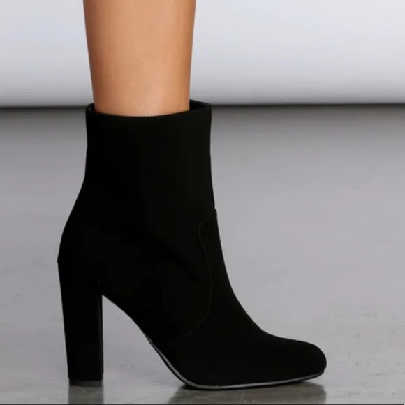 NEW black heeled boots 🖤 velvet booties fall fashion women’s 7.5