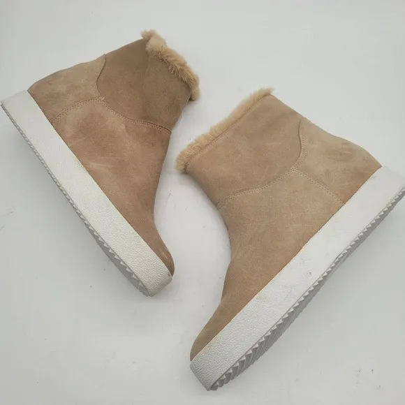 New Blondo womens 9.5 Haven Boots Faux Fur Suede Waterproof Booties Sand Beige
