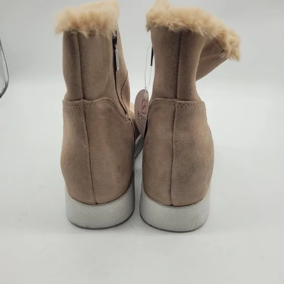 New Blondo womens 9.5 Haven Boots Faux Fur Suede Waterproof Booties Sand Beige