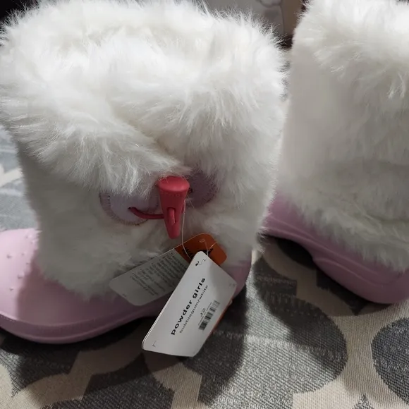 NEW Crocs Youth Girls Size J2 (2-4) Pink Boots White Faux Fur with Toggle Clasp
