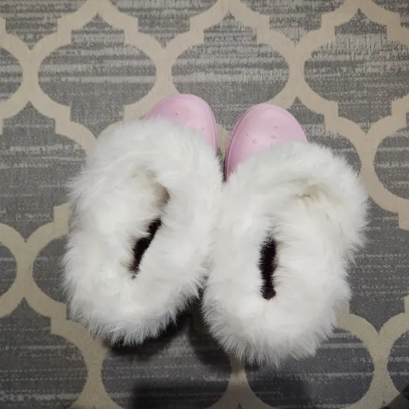 NEW Crocs Youth Girls Size J2 (2-4) Pink Boots White Faux Fur with Toggle Clasp