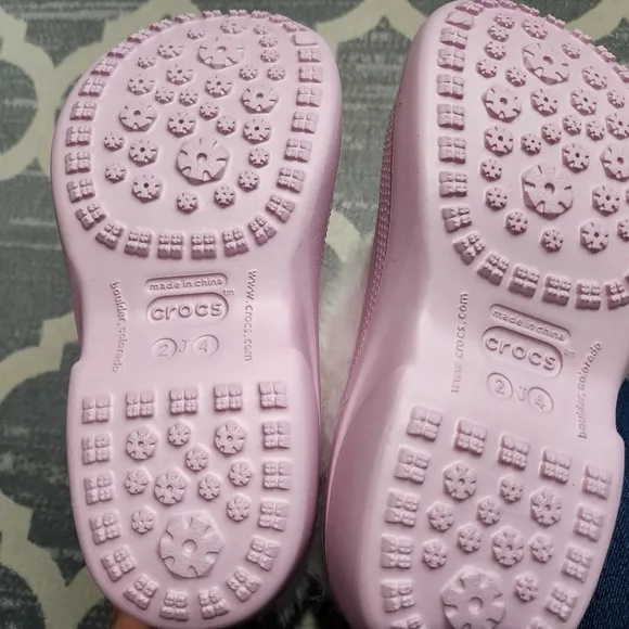 NEW Crocs Youth Girls Size J2 (2-4) Pink Boots White Faux Fur with Toggle Clasp