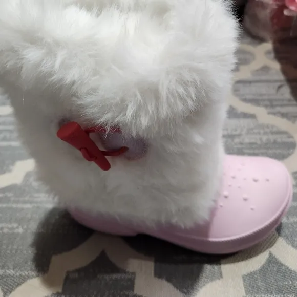 NEW Crocs Youth Girls Size J2 (2-4) Pink Boots White Faux Fur with Toggle Clasp