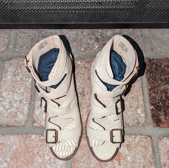 NEW FreeBird Quail White Snake Sandals size 11