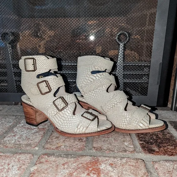 NEW FreeBird Quail White Snake Sandals size 11