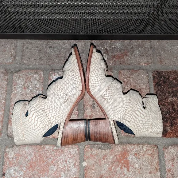 NEW FreeBird Quail White Snake Sandals size 11