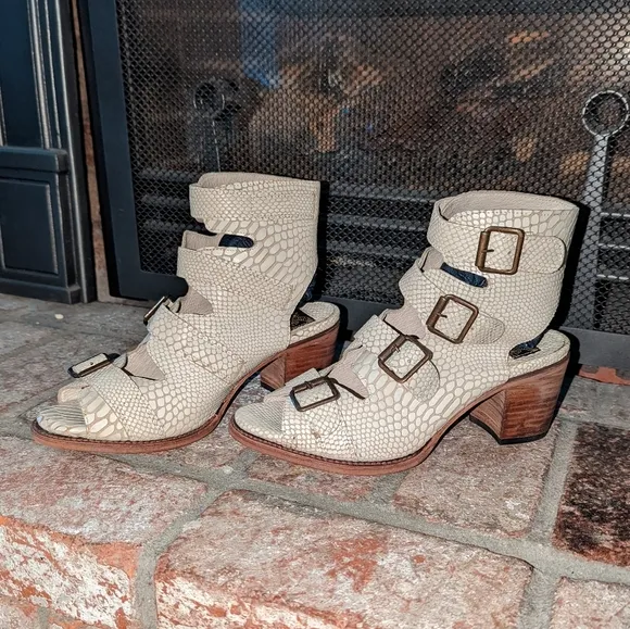 NEW FreeBird Quail White Snake Sandals size 11