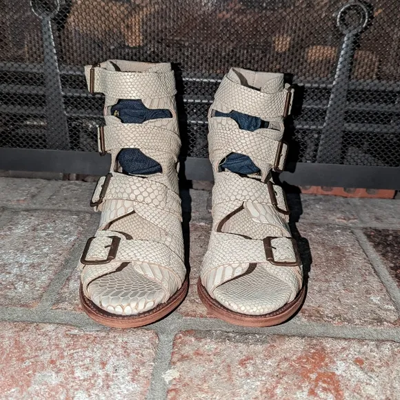 NEW FreeBird Quail White Snake Sandals size 11