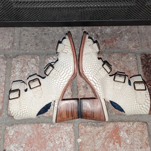 NEW FreeBird Quail White Snake Sandals size 11