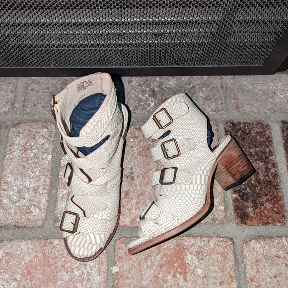 NEW FreeBird Quail White Snake Sandals size 11